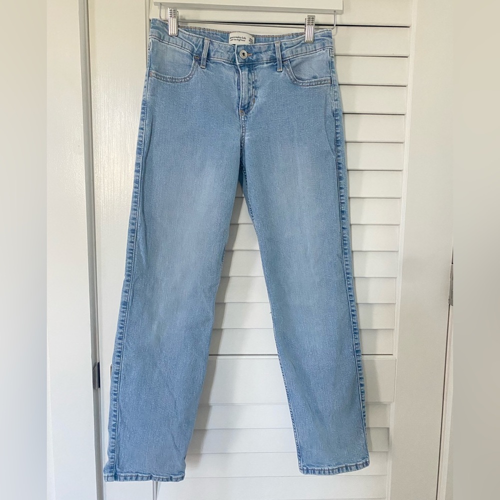 Abercrombie Kids Girls Mid Rise Boyfriend Jean. Size 15/16 Regular. Light Wash.